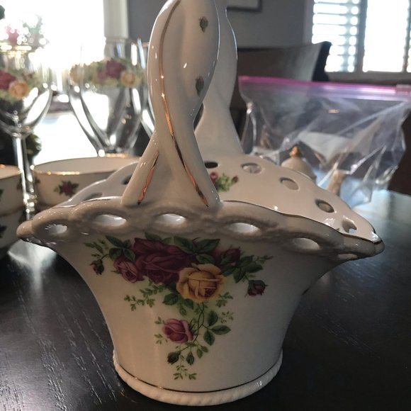 ROYAL ALBERT OLD COUNTRY ROSE BASKET - Picture 3 of 6